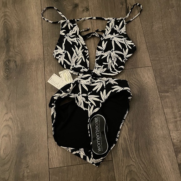 Women’secret 👙 one piece black and white swim suit - Picture 2 of 7